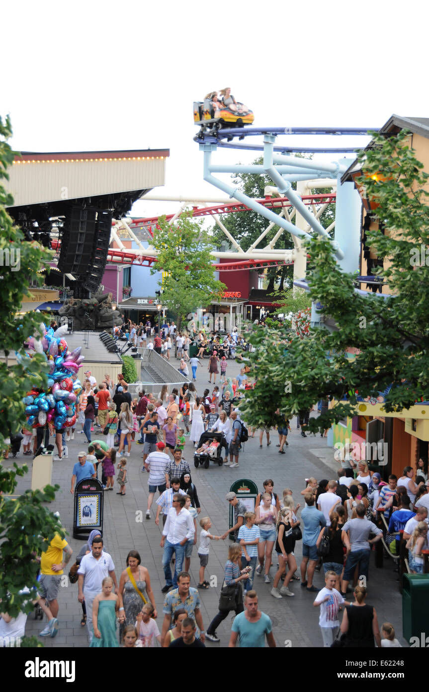 Menschen zu Fuß unter Achterbahn zu Grona Lund Vergnügungspark in Stockholm Schweden. Tivoli Gröna Lund (lit.) Die Green Grove) Stockfoto