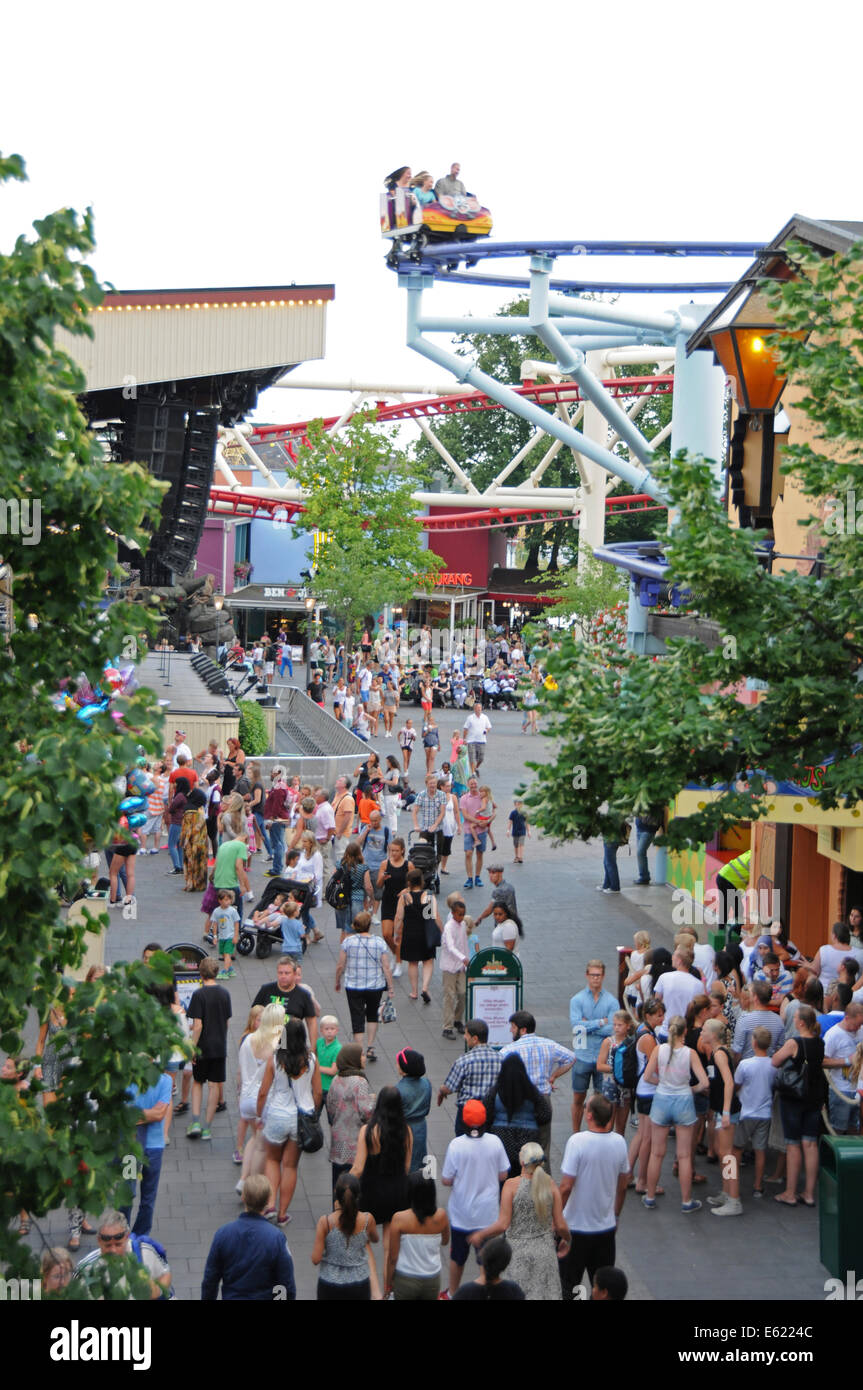 Menschen zu Fuß unter Achterbahn zu Grona Lund Vergnügungspark in Stockholm Schweden. Tivoli Gröna Lund (lit.) Die Green Grove) Stockfoto