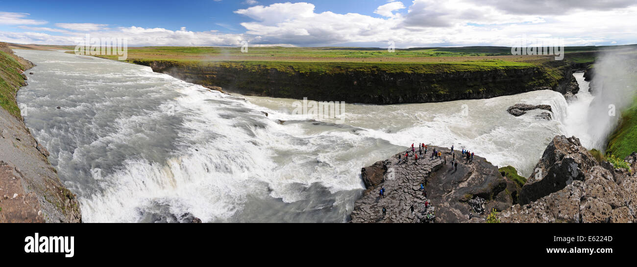 Touristen genießen einen Panoramablick über Gullfoss Wasserfall am Fluss Hvita in Südwest-Island Stockfoto