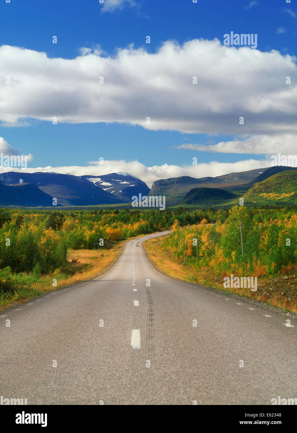 Kleine Autobahn über dem Polarkreis in Schwedisch-Lappland mit Kebnekaise Berge im Herbst Stockfoto