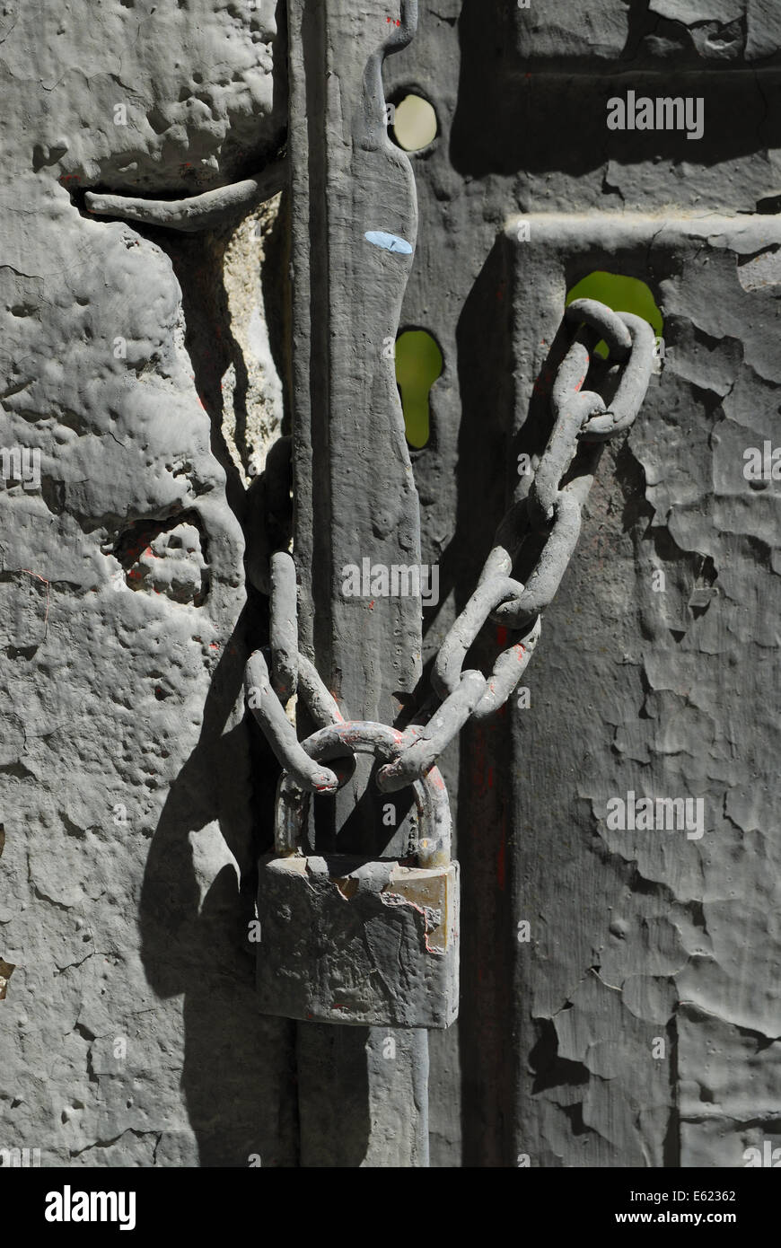 Tür mit Vorhängeschloss durch Betonwand, Madrid, Spanien Stockfoto