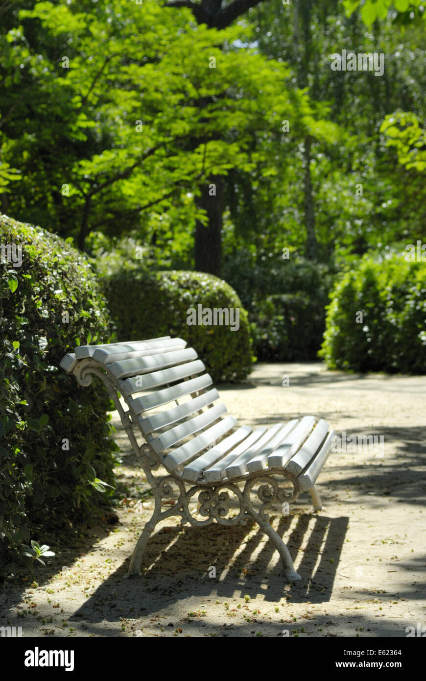 Parkbank im Botanischen Garten, Madrid, Spanien Stockfoto