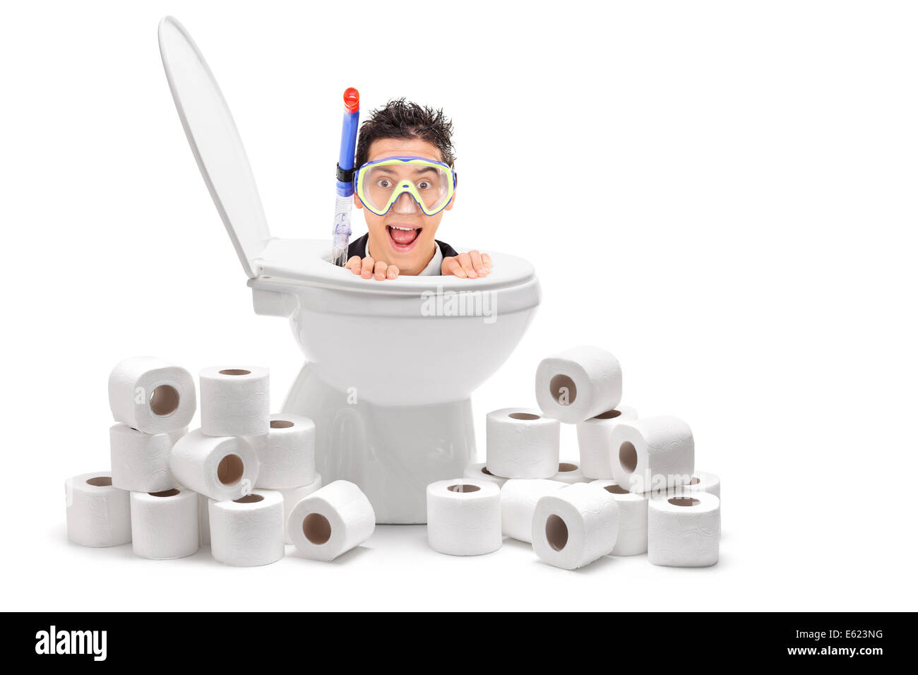 Mann mit Tauchmaske aus einer Toilette mit WC-Papier um ihn herum Stockfoto