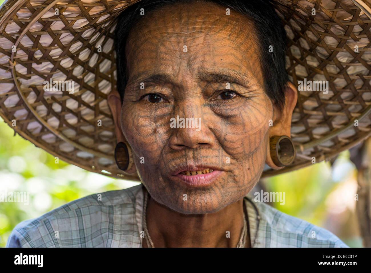 Frau mit einem traditionellen Gesichts Tattoo und Ohr-Schmuck, Volksgruppe der Chin, ethnische Minderheiten, Porträt, Rakhine State Stockfoto