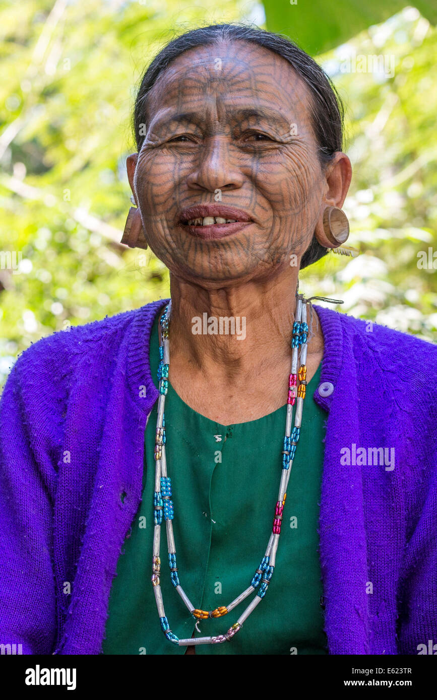 Frau mit einem traditionellen Gesichts Tattoo und Ohr-Schmuck, Volksgruppe der Chin, ethnische Minderheiten, Porträt, Rakhine State Stockfoto