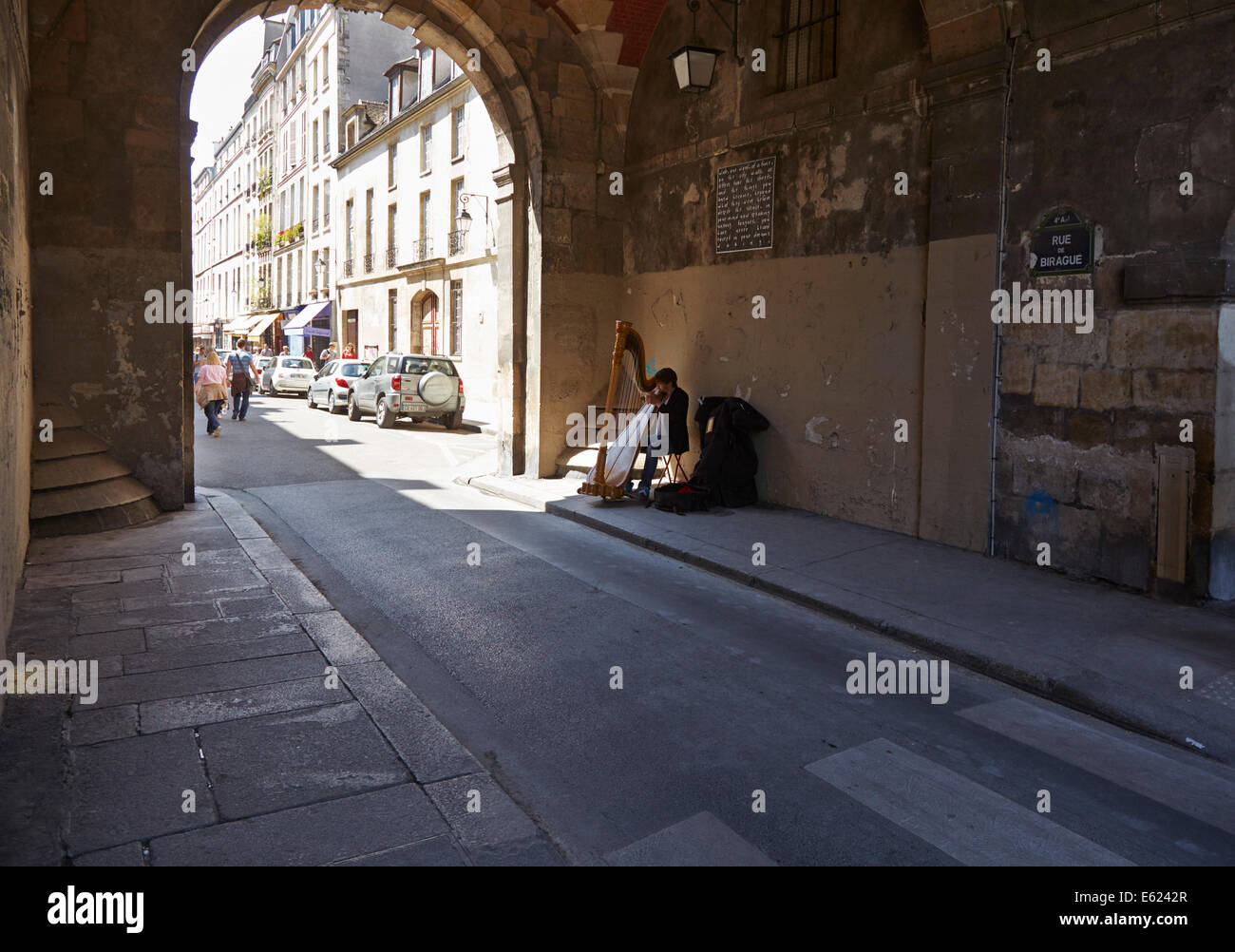 Harfe-Spieler im Torbogen der Paris street Stockfoto