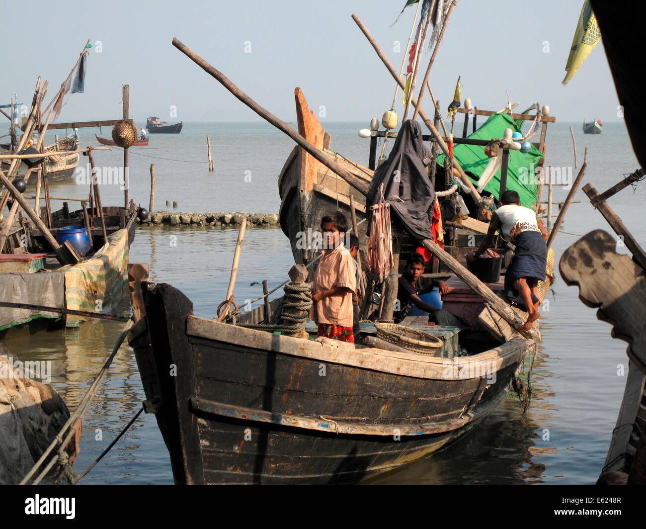 Fischer in das Holzboot Stockfoto