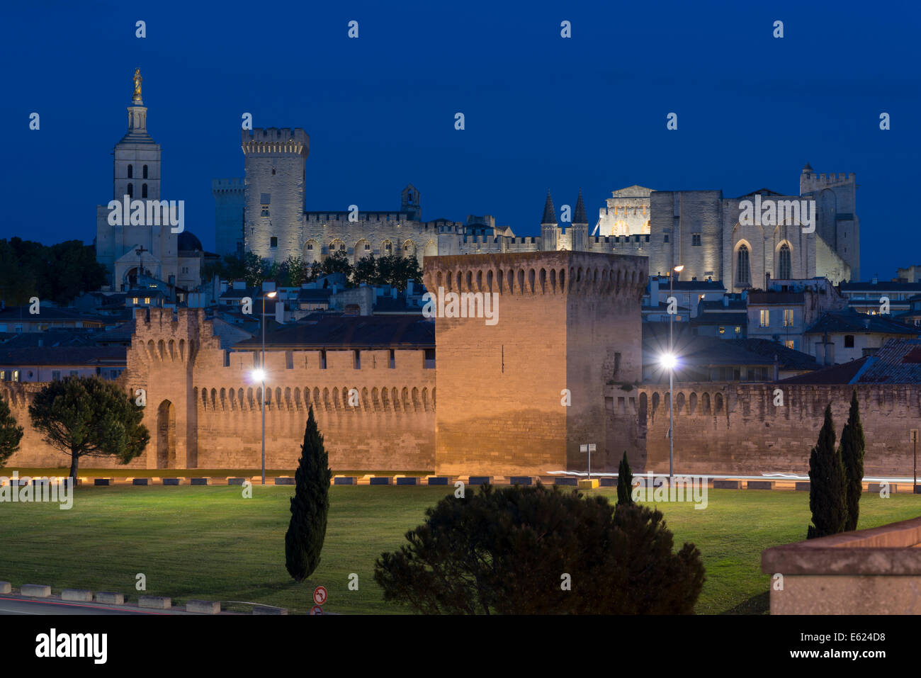 Stadtmauer, Palais des Papes an der Rückseite, Avignon, Provence-Alpes-Côte d ' Azur, Frankreich Stockfoto