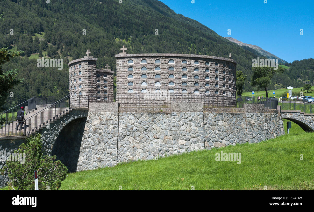 Kriegerdenkmal für die gefallenen Soldaten des 1. Weltkrieges, Beinhaus, erbaut unter Mussolini 1939, Burgeis, Mals, Trentino-Alto Adige Stockfoto