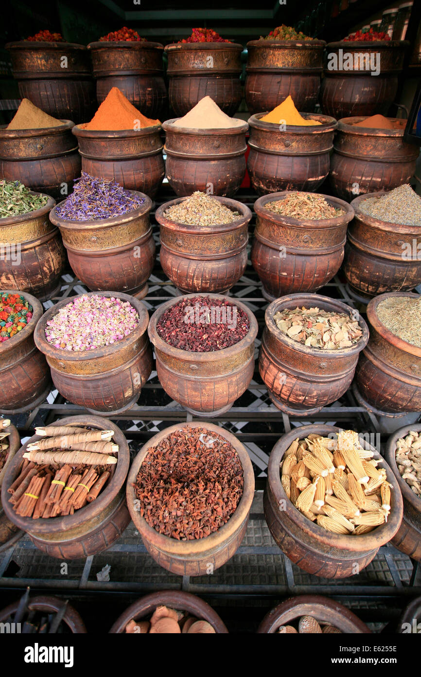 Marokkanische Kräuter und Gewürze zum Verkauf im Souk in Marrakesch in farbigen Schalen. Stockfoto