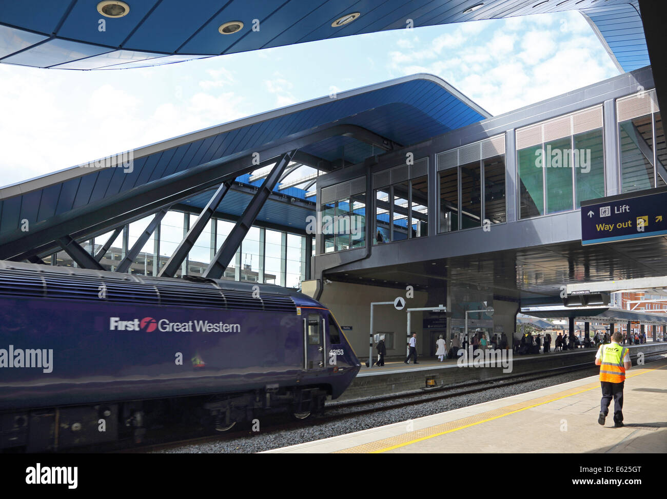 Lesestation. Ein First Great Western Zug kommt am Gleis 9. Angezeigte neue Vordächer und Transfer Bridge im Jahr 2013 eröffnet Stockfoto