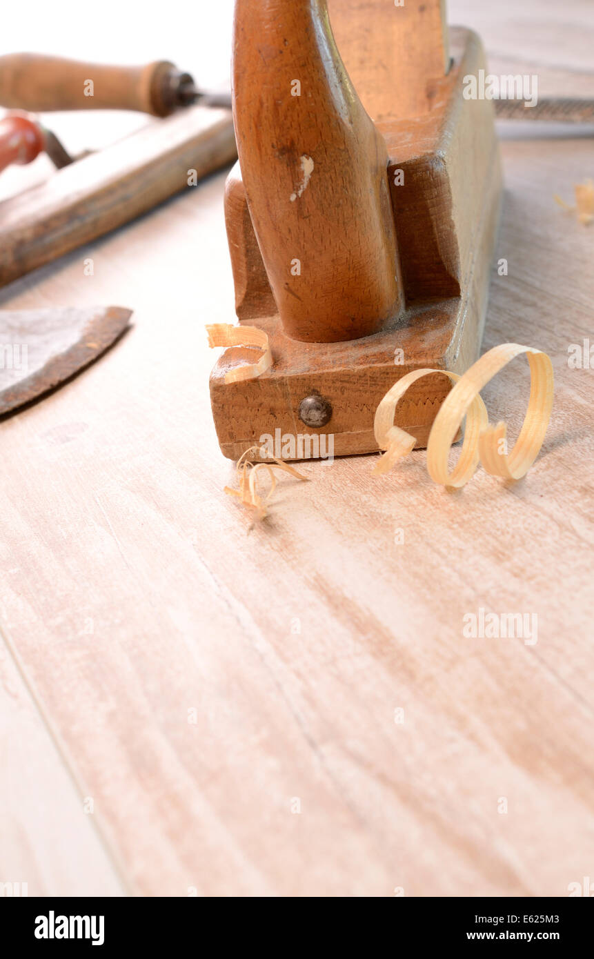 Auf einen hölzernen Hintergrund verwendet alte Tischlerwerkzeuge Stockfoto