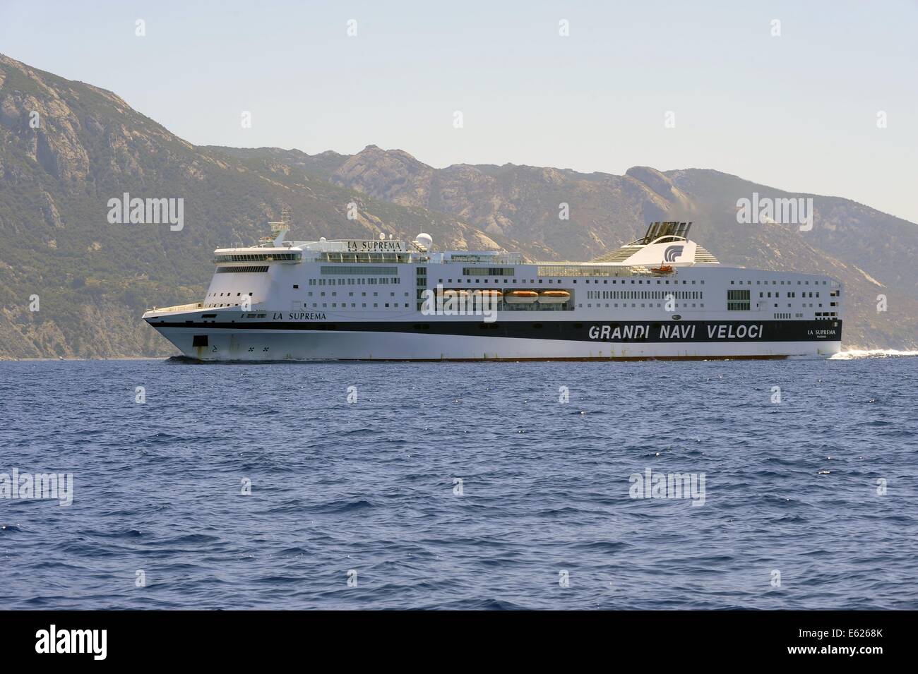 Fähre "La Suprema" Grandi Navi Veloci DESUNTERNEHMENS in Navigation vor der Küste der Insel Elba Stockfoto