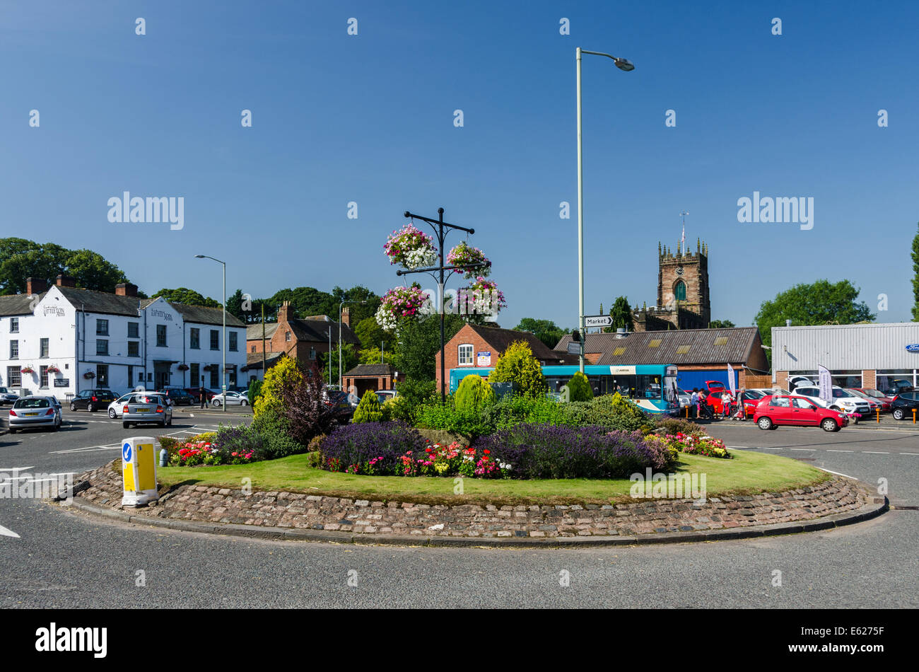 Hübsche Kreisverkehr an der Kreuzung der Krone Brücke und Steinkreuz in der historischen Staffordshire Marktstadt Penkridge Stockfoto