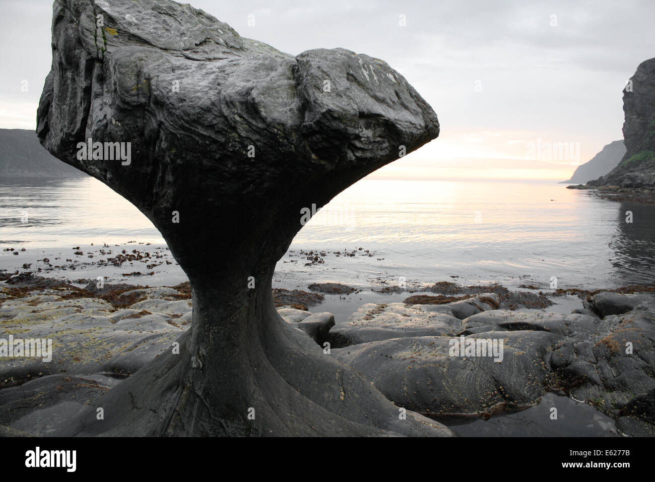 Ein Stein gehauen am Meer in Mo I Rana Norwegen. Stockfoto