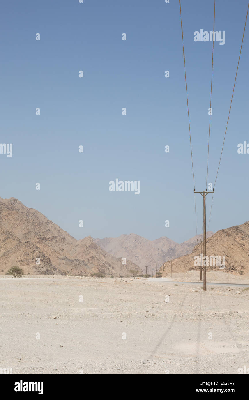 Strommasten entlang der bergigen Region Halbinsel Musandam, Oman Stockfoto