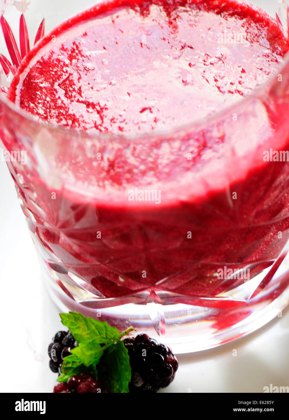 Sommer Berry Smoothie in einem Glas Stockfoto