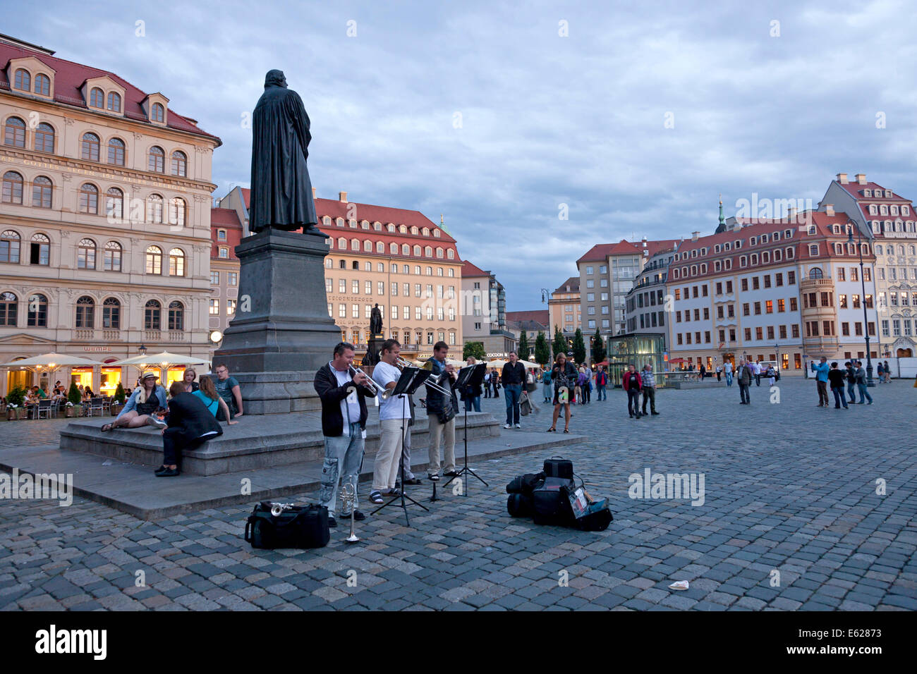 Straßenmusiker an der Martin Luther-Statue am Neumarkt neuen Marktplatz in Dresden, Sachsen, Deutschland, Europa Stockfoto