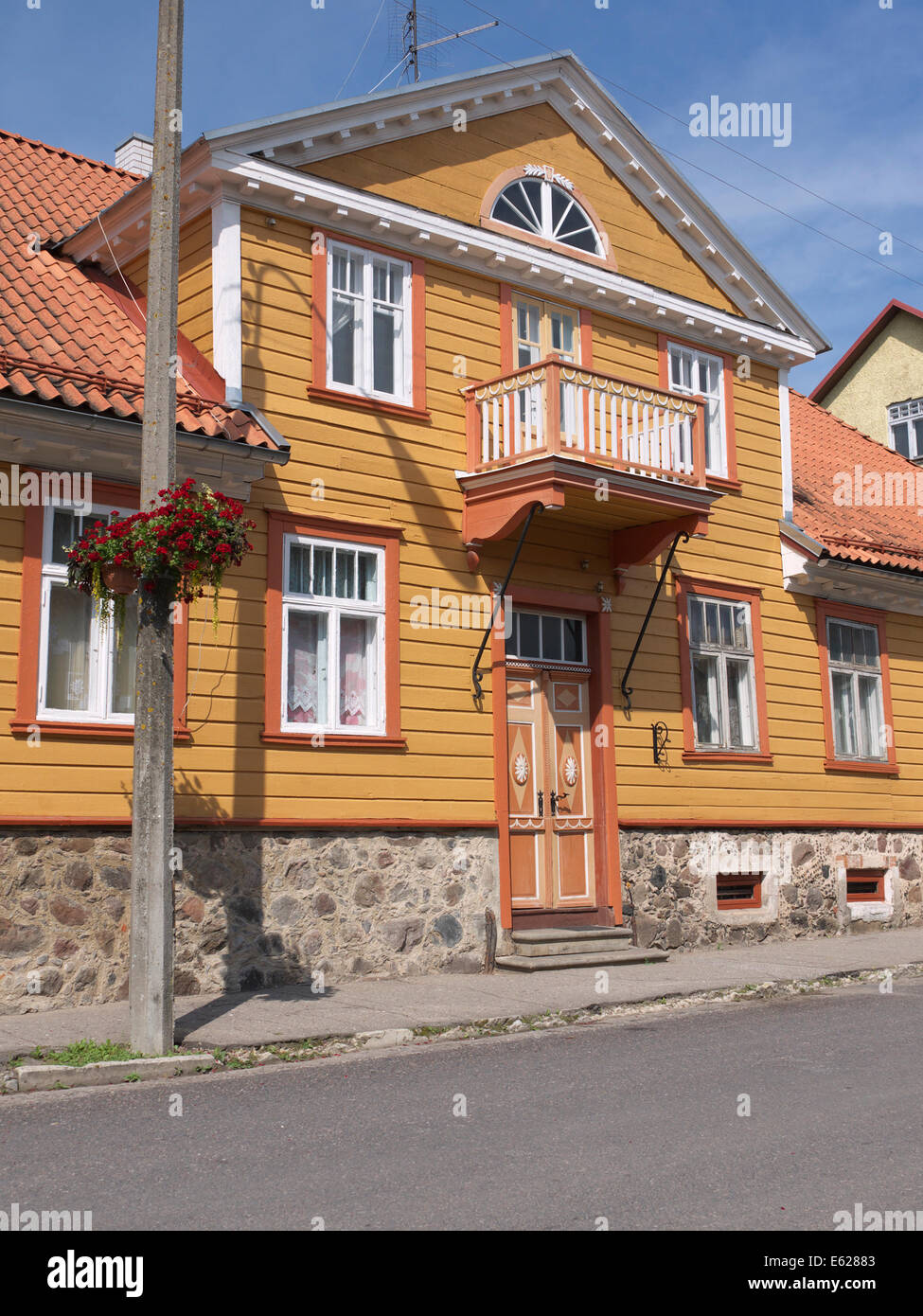 Gelb aus Holz renovierte Wohnhaus mit Balkon In Lossi Straße. Viljandi, Estland Stockfoto