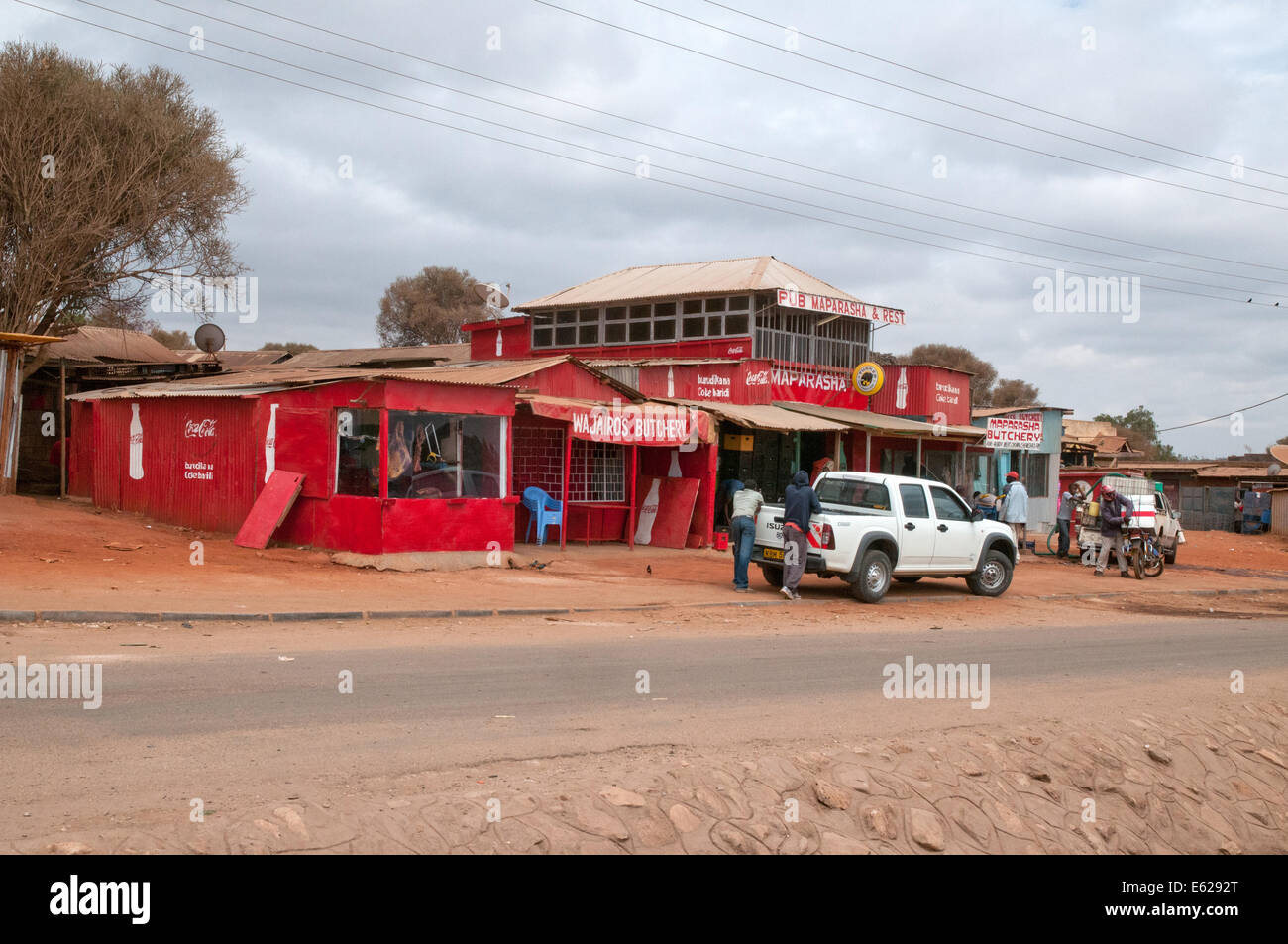 Dritten Welt Wellblechhütten und am Straßenrand Geschäfte Duka Metzgerei Hotel safari.com unterwegs Namanga Nairobi Kenia in Ostafrika Stockfoto