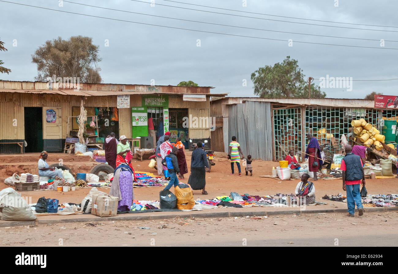 Menschen im dritten Welt Wellblechhütten und am Straßenrand Geschäfte Duka Hotel unterwegs Namanga Nairobi Kenia in Ostafrika Stockfoto