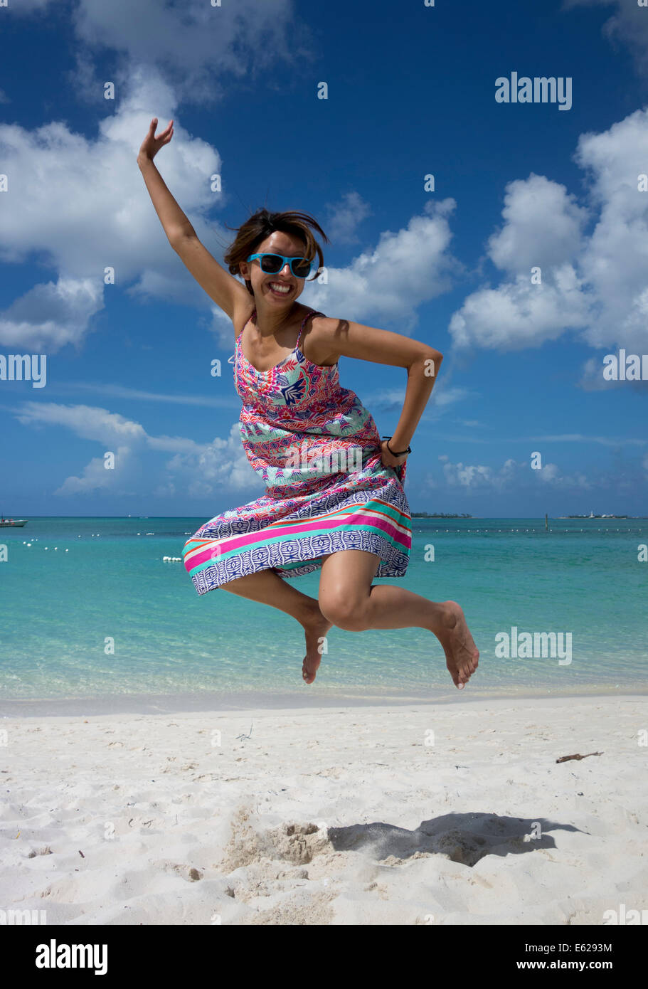 Mädchen springen vor Freude, Cable Beach, The Bahamas Stockfoto