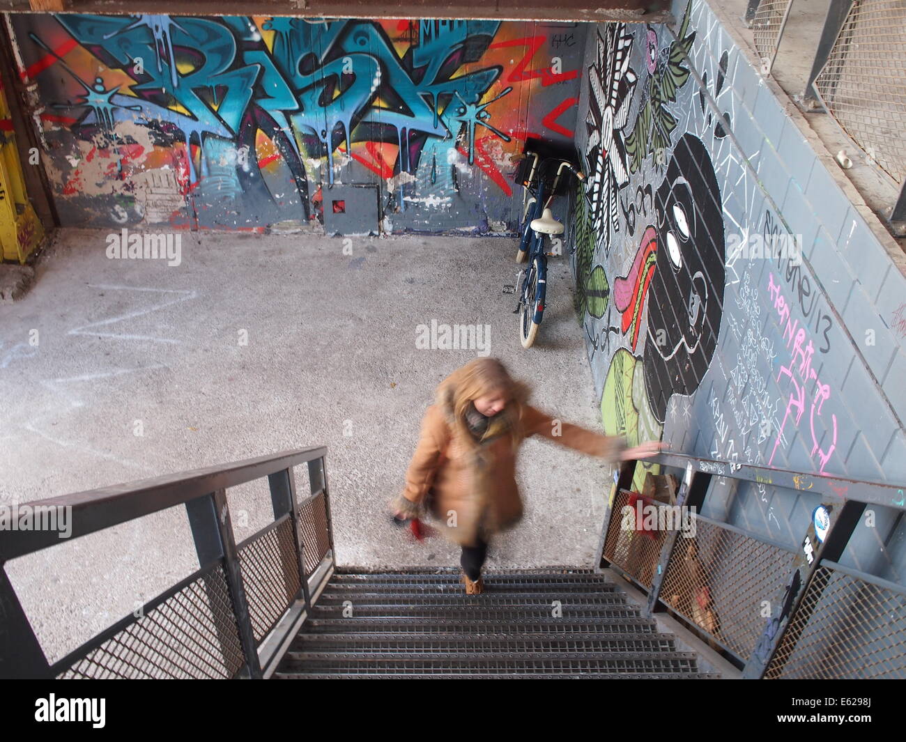 Sie brauchen nicht zu sehen, oben auf der Treppe in den ersten Schritt machen Stockfoto