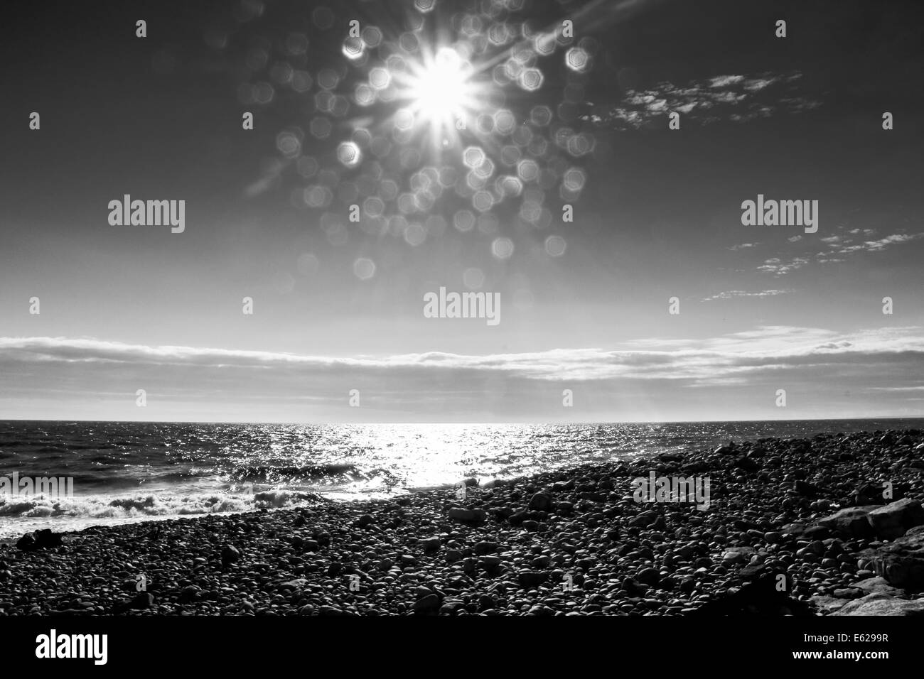 Glitzernde Sonne glitzernden Salzkristallen auf Objektiv fängt eine atemberaubende Kristalleffekt um die Sonne an der Küste von South Wale UK. Stockfoto