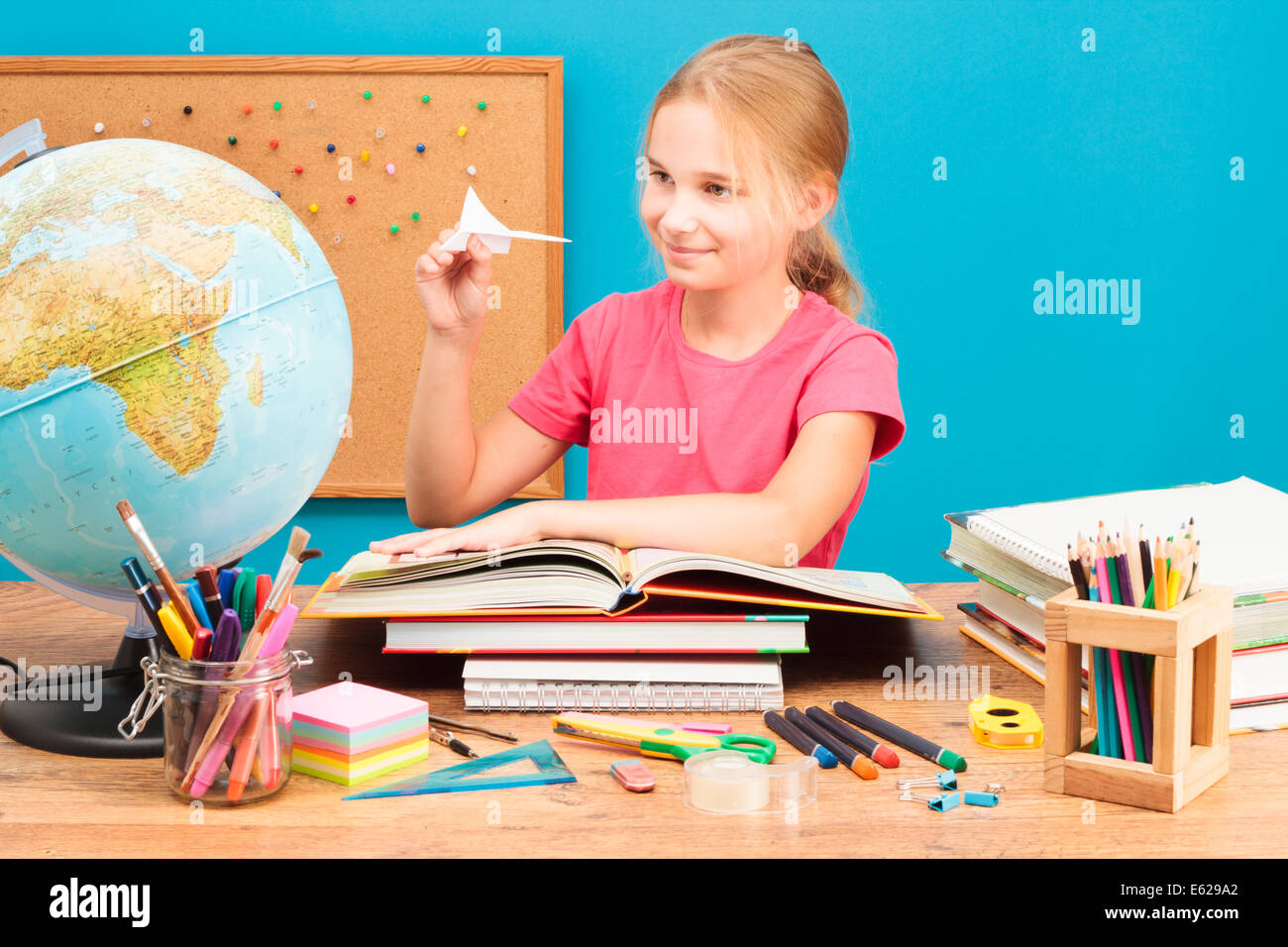 Junge Mädchen träumen um die Welt fliegen Stockfoto