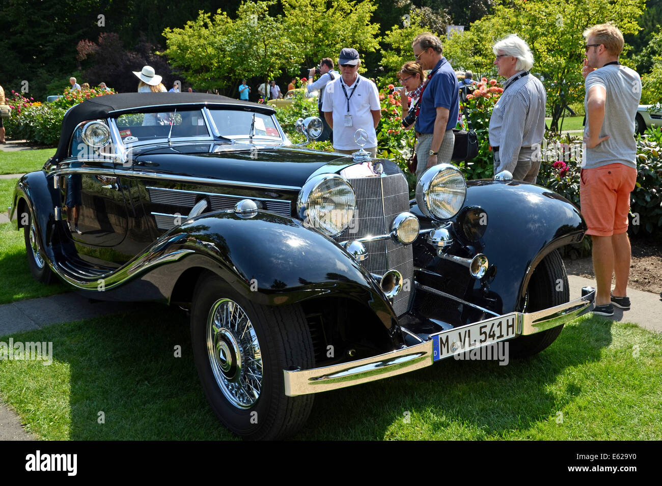 Jüchen, Deutschland. 2. August 2014. Besucher prüfen, ein Mercedes-Benz 540 K Spezial Dienstplan Auto Modell Baujahr 1937 ist auf dem Display während der "Classic Days" Oldtimer-Show auf Schloss Dyck in Jüchen, Deutschland, 2. August 2014. Foto: Horst Ossinger/Dpa - NO-Draht-SERVICE-/ Dpa/Alamy Live News Stockfoto