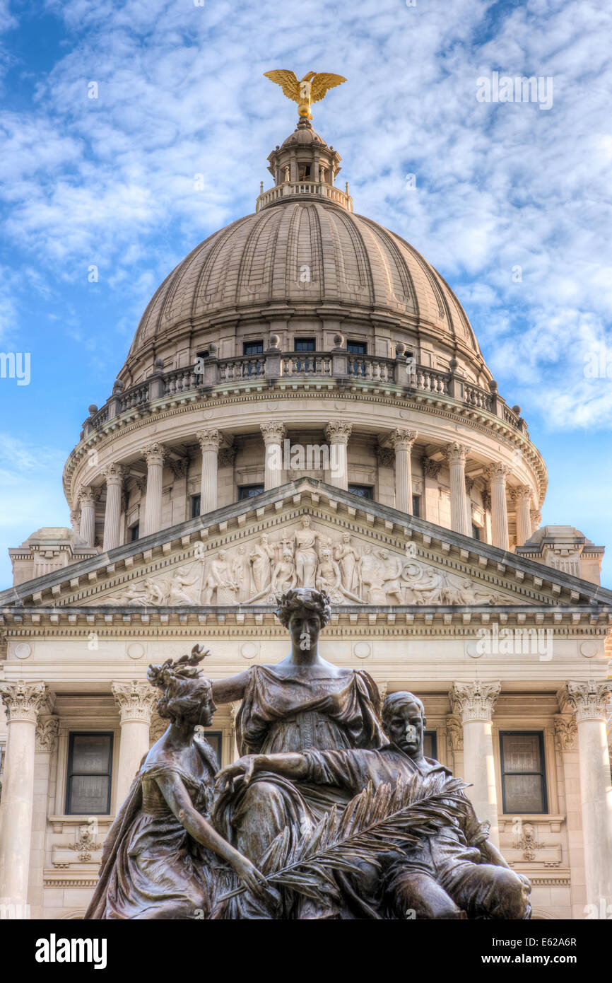 Die Mississippi State Capitol und Denkmal für Frauen der Konföderation in Jackson, Mississippi. Stockfoto