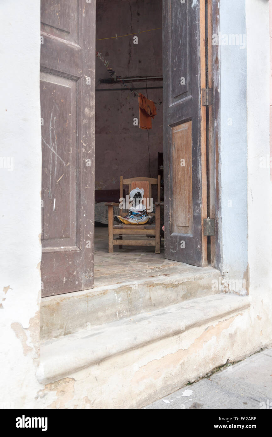 Tür mit schwarzen Puppe auf Stuhl, alte Havanna, Kuba Stockfoto