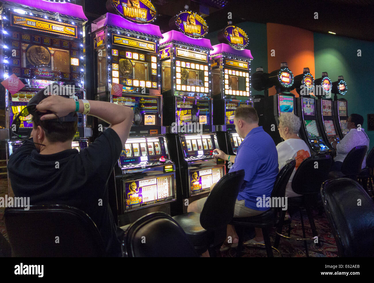 Menschen, die spielen ein bewaffneter Bandit Spielautomat, Casino, Wyndham und Melia Hotels Bahamas Stockfoto