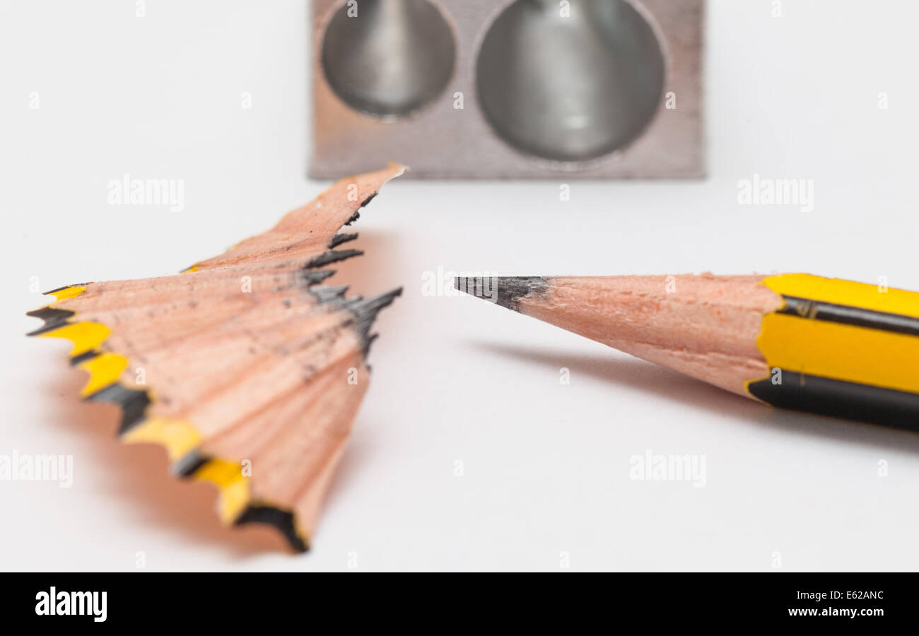 Bleistift und Bleistift Sharperner auf weißem Papierhintergrund Stockfoto