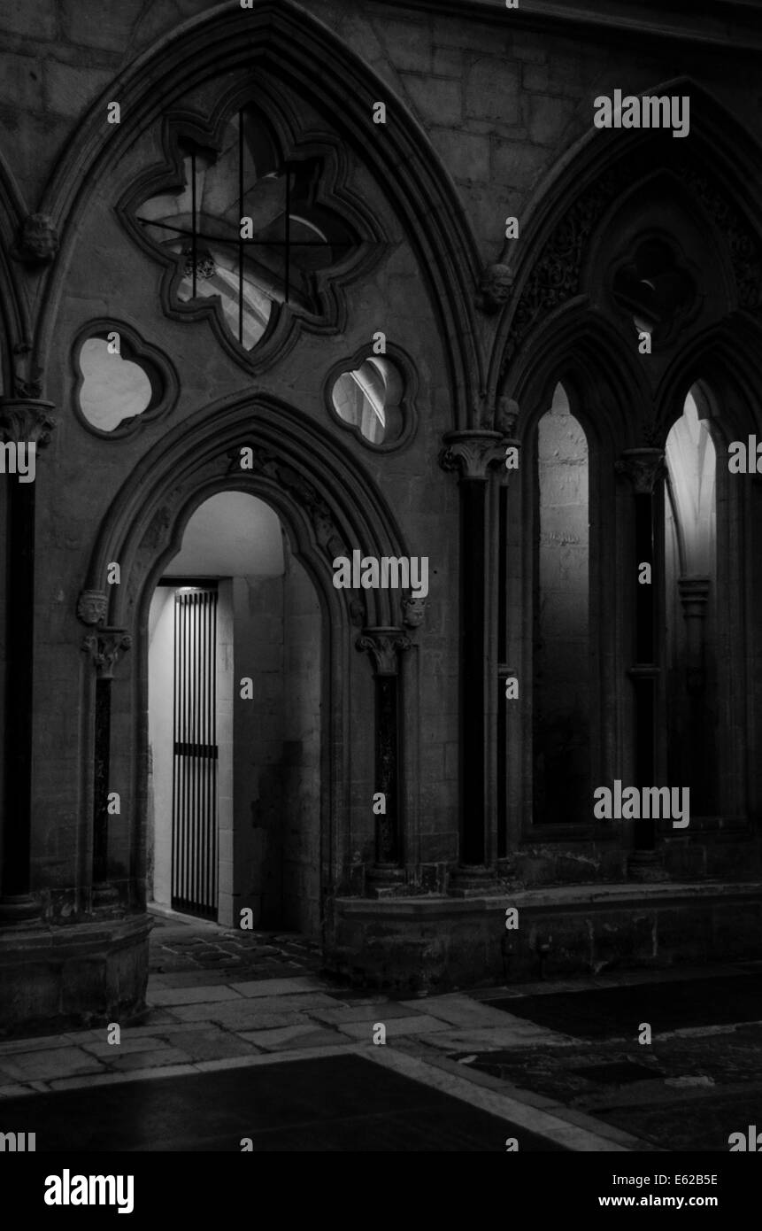 Gotischen Torbogen und Tür im Dom Stockfoto
