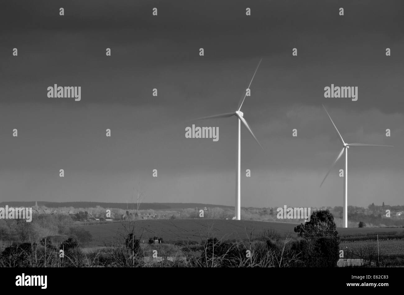 zwei Windkraftanlagen, schwarz / weiß Stockfoto