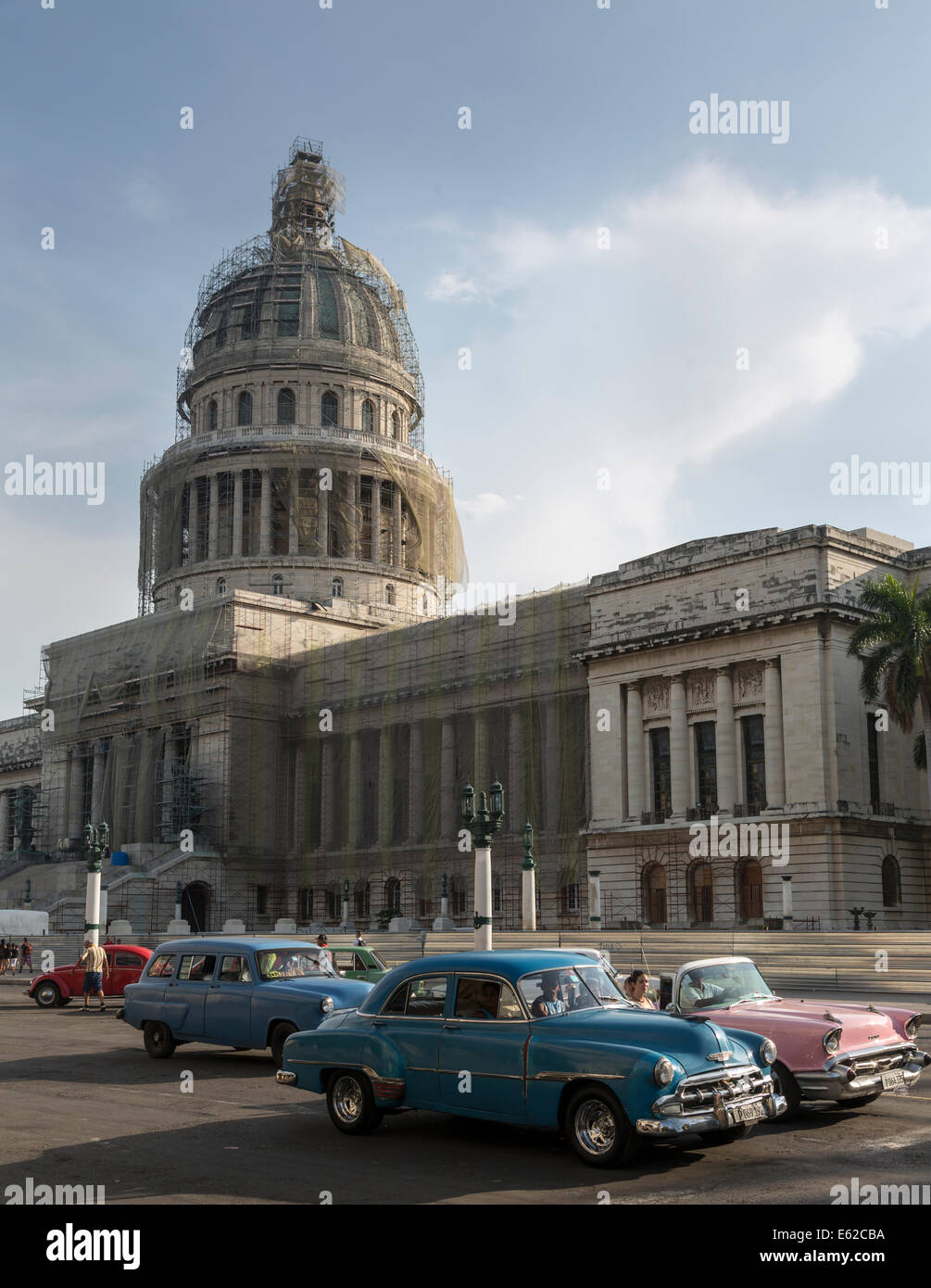 alten 1950er Jahre amerikanische Autos und das Capitol in Restaurierung, Havanna, Kuba Stockfoto