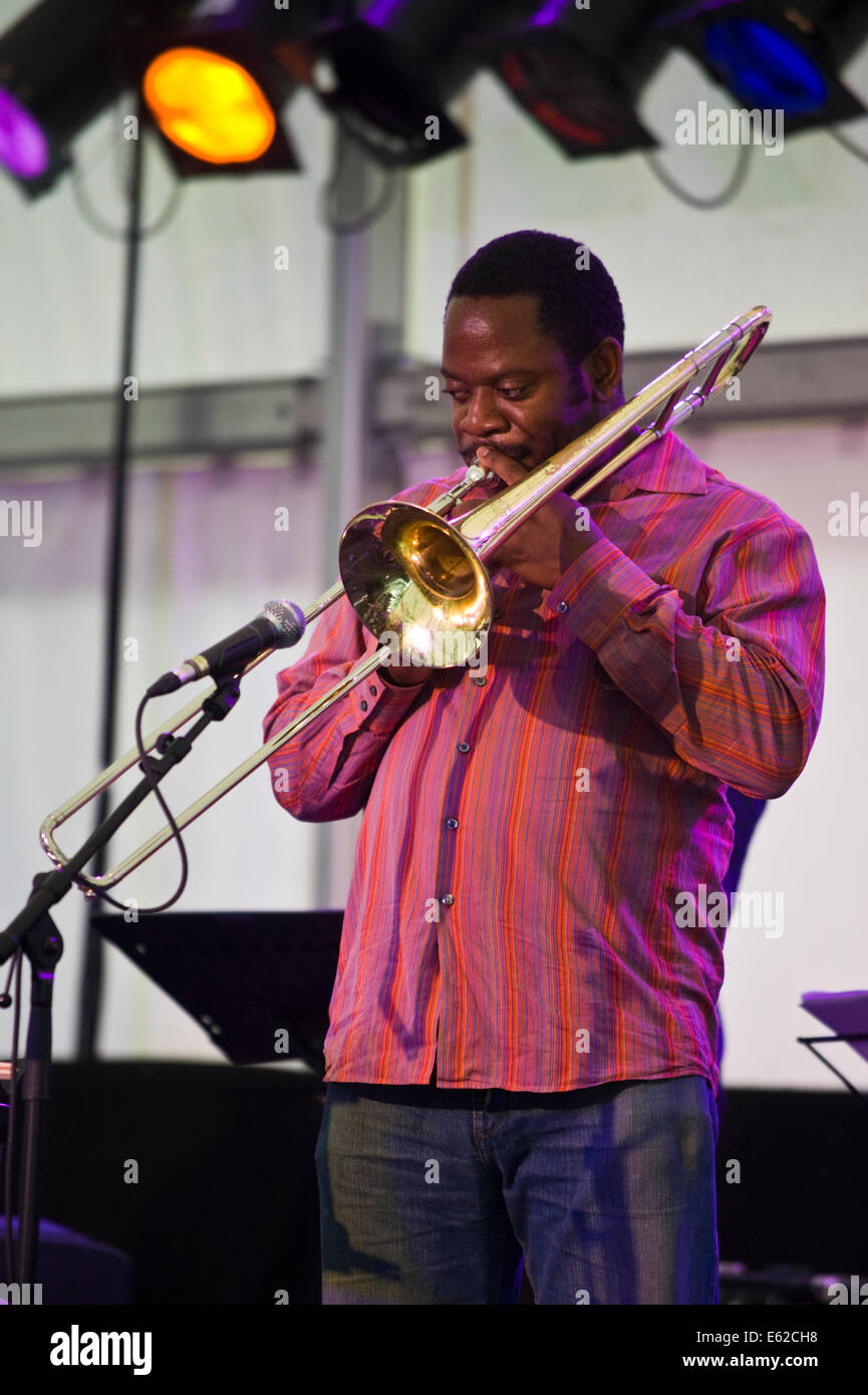 Posaunist mit Township Kometen jazz Band aus Südafrika auf der Bühne Brecon Jazz Festivals 2014 Stockfoto