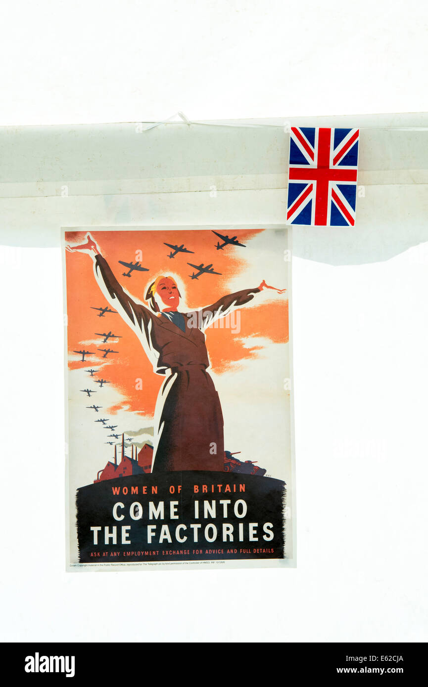 Zweiten Weltkriegs Reproduktion Frauen Britan, kommen in den Fabriken-Plakat Stockfoto