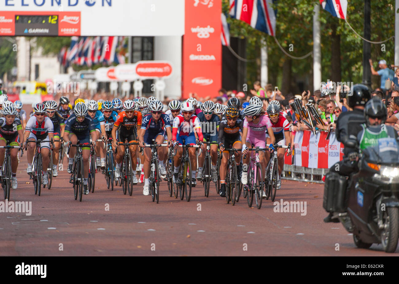 Die Mall, London UK. 9. August 2014. Die aufsichtsrechtlichen Fahrt London Damen Grand Prix, die größte Frauen Criterium jemals in Großbritannien Stockfoto