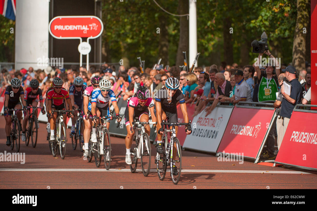 Die Mall, London UK. 9. August 2014. Die aufsichtsrechtlichen Fahrt London Damen Grand Prix, die größte Frauen Criterium jemals in Großbritannien Stockfoto