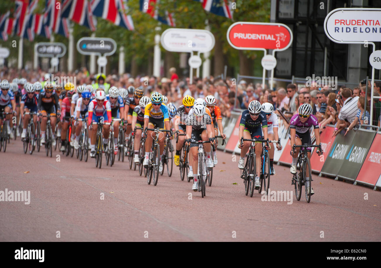 Die Mall, London UK. 9. August 2014. Die aufsichtsrechtlichen Fahrt London Damen Grand Prix, die größte Frauen Criterium jemals in Großbritannien Stockfoto