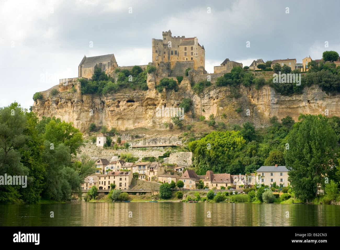 Die Frankreich Stadt Beynac-et-Cazenac wie vom Fluss Dordogne Stockfoto