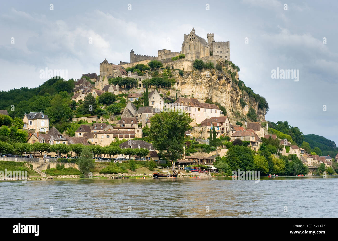 Die Frankreich Stadt Beynac-et-Cazenac wie vom Fluss Dordogne Stockfoto