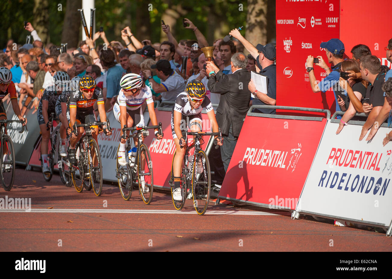 Die Mall, London UK. 9. August 2014. Beginn der letzten Runde des The Prudential Fahrt London Damen Grand Prix Stockfoto