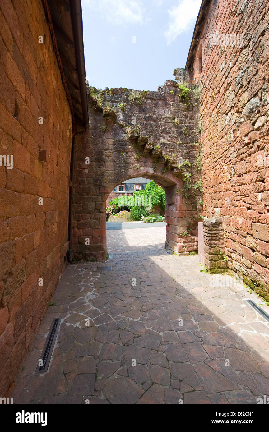 Alle Häuser in der kleinen malerischen Stadt Collonges la Rouge in Frankreich sind mit roten Ziegeln gebaut. Stockfoto