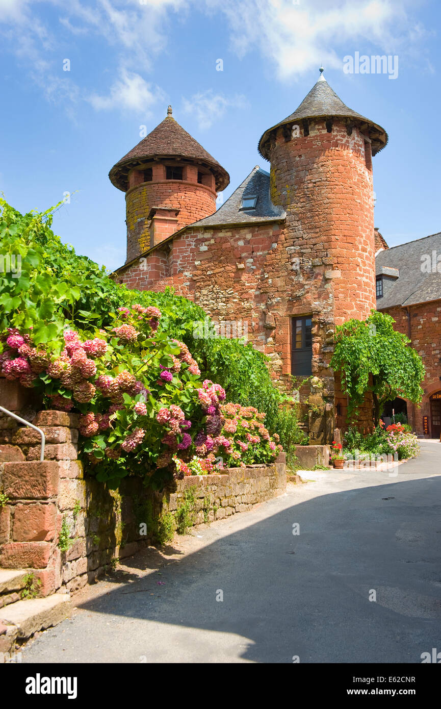 Alle Häuser in der kleinen malerischen Stadt Collonges la Rouge in Frankreich sind mit roten Ziegeln gebaut. Stockfoto