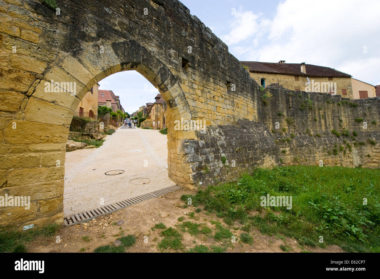 Teil der alten Stadtmauer mit Tor des alten Dorfes Domme in der Dordogne in Frankreich Stockfoto