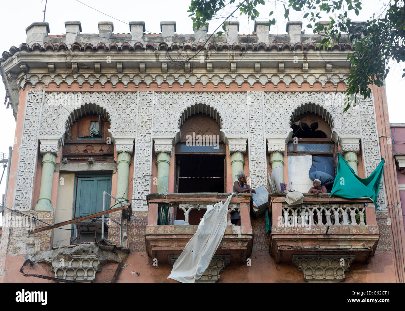 zwei alte Frauen auf Balkon, Zentral-Havanna, Kuba Stockfoto