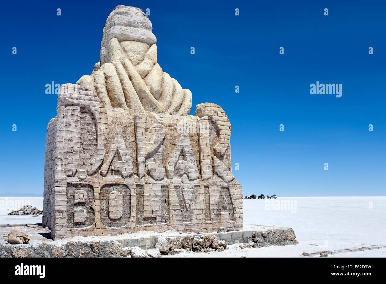 Denkmal von Ziegeln Salz zum Gedenken an die Rallye Dakar 2013 gemacht. Salar de Uyuni. Bolivien Stockfoto